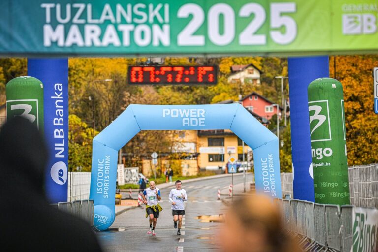 Ciljna kapija Tuzlanskog maratona 2025 sa satom koji mjeri vrijeme